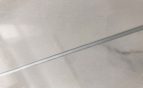 先装橱柜后美缝